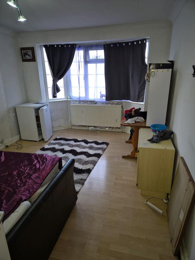 Very Large room next to Tolworth station  Main Photo