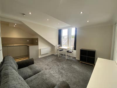 Bright, Modern Flat in Converted Townhouse Main Photo