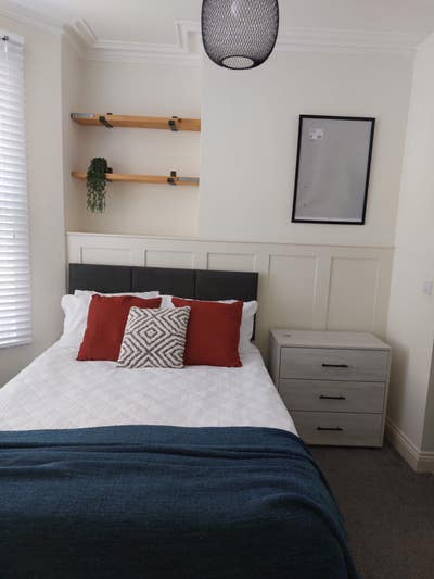 Large Ensuite Room – Prime Westcliff Location Main Photo