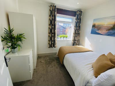 Double Room in Luxury House Share Main Photo