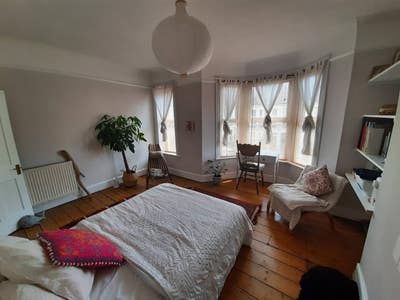 Beautiful large bedroom in gorgeous house Main Photo