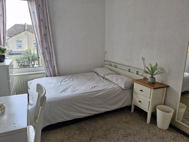 Large double room for short let &pound;750 Main Photo