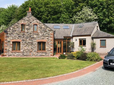 Lovely large Bedrrom with private bathroom Main Photo