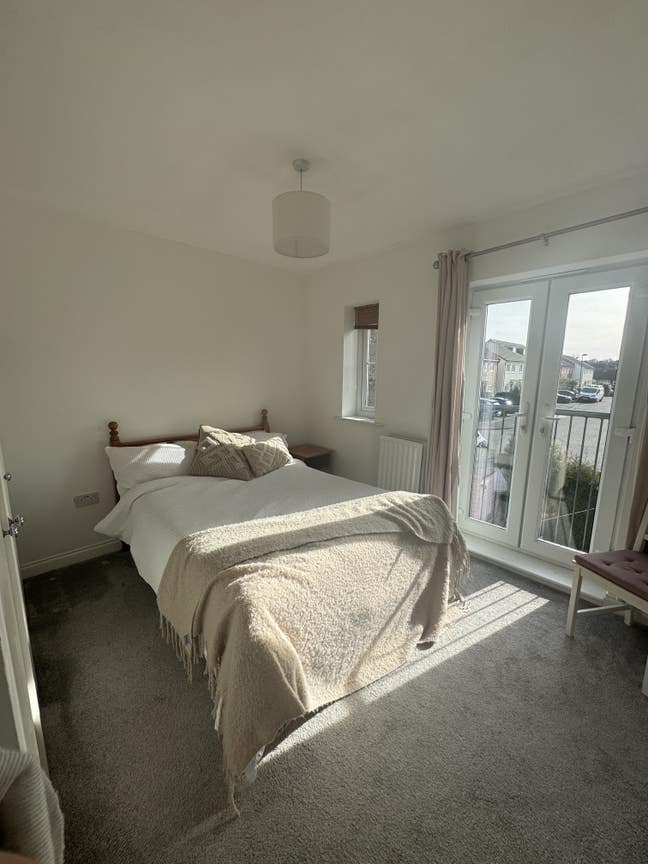Double bedroom with en suite in professional house Main Photo