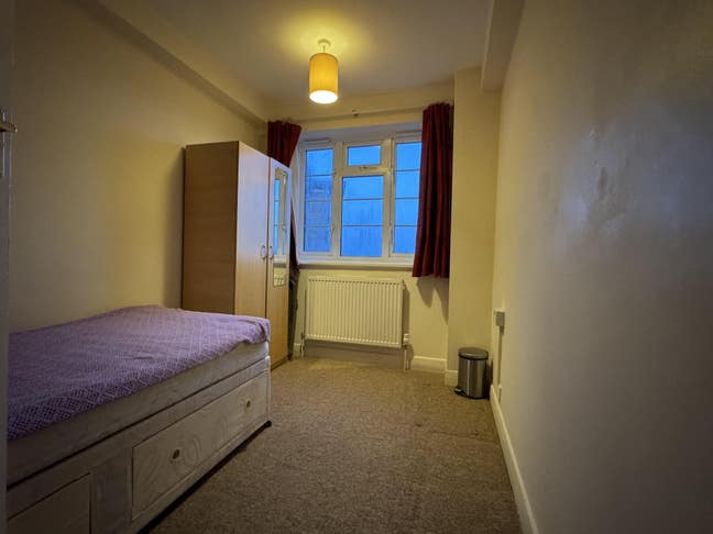 Clean single room in a quiet clean flat Main Photo