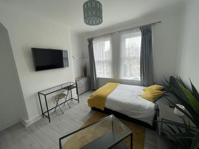 Double Room - 1st floor - South Facing - Mon-Frid Main Photo