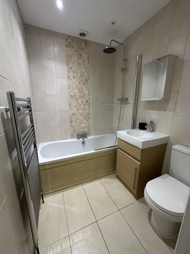 Double room with private use of bathroom  Main Photo