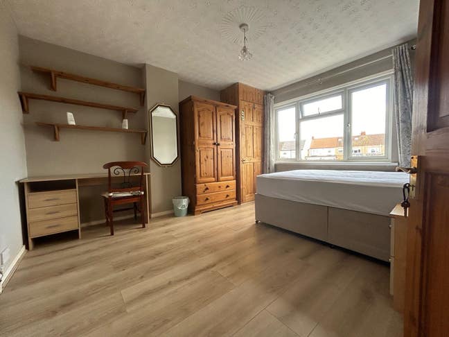 Fishponds - Spacious Double Room Bill Included  Main Photo