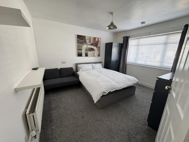 🏡Large Double Room &Private Bathroom-£600 P/M -  Main Photo