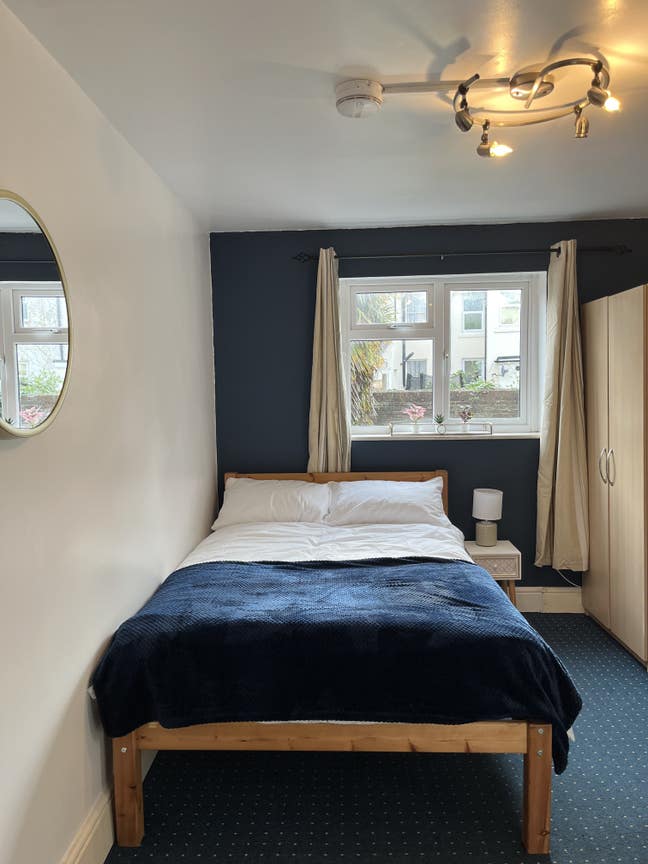 Spacious Double Rooms - All Bills included!  Main Photo