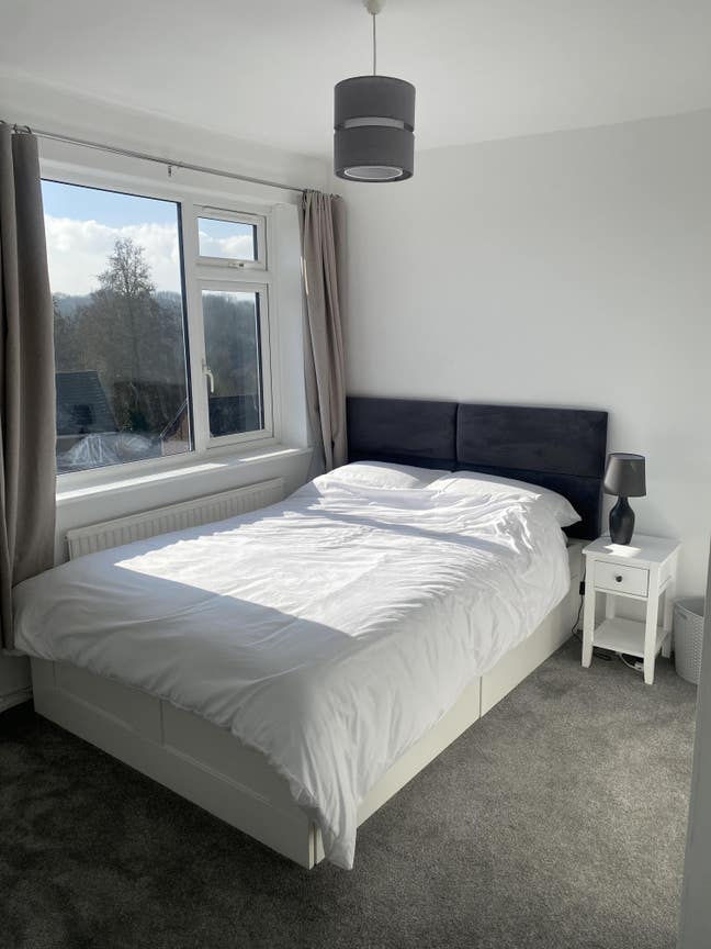 Bright Double Room in Renovated Home Main Photo