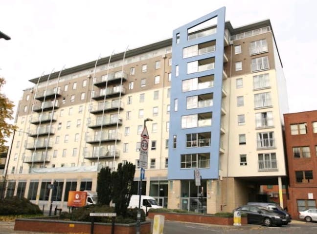 Room Available for rent in woking town cent Main Photo