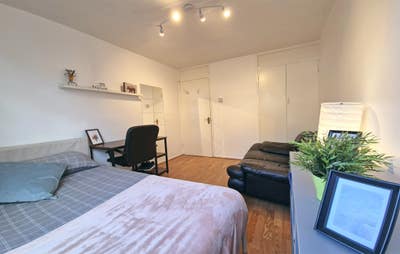 Large Double in house with garden by Vicky Park🌳 Main Photo