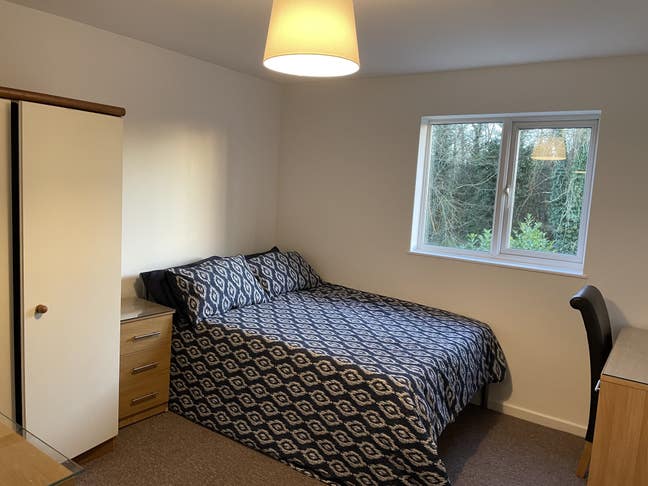 Large double with ensuite in a refurbished house Main Photo