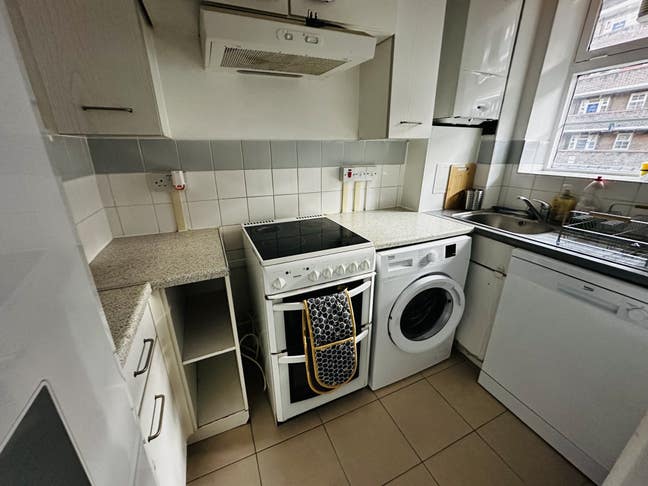 Amazing Victoria Park 🌳 Move to Best Area Main Photo