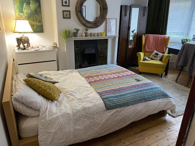 Large Bright double room in friendly family home Main Photo