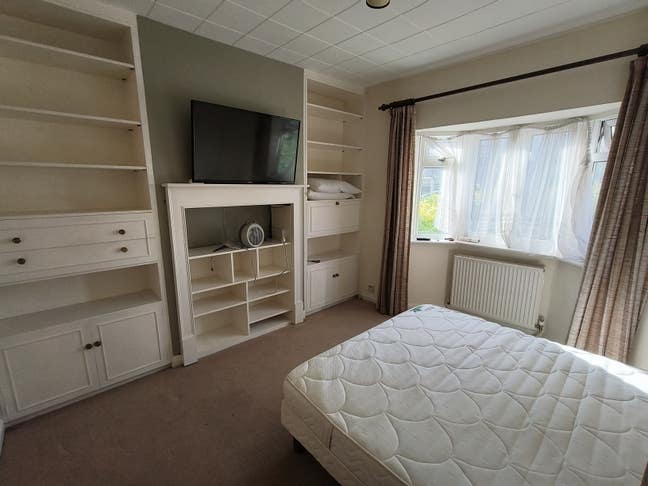 Student room available in East Acton - Zone 2  Main Photo