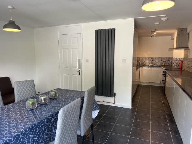 Small Double Room Nr Hospital with Tv. Main Photo