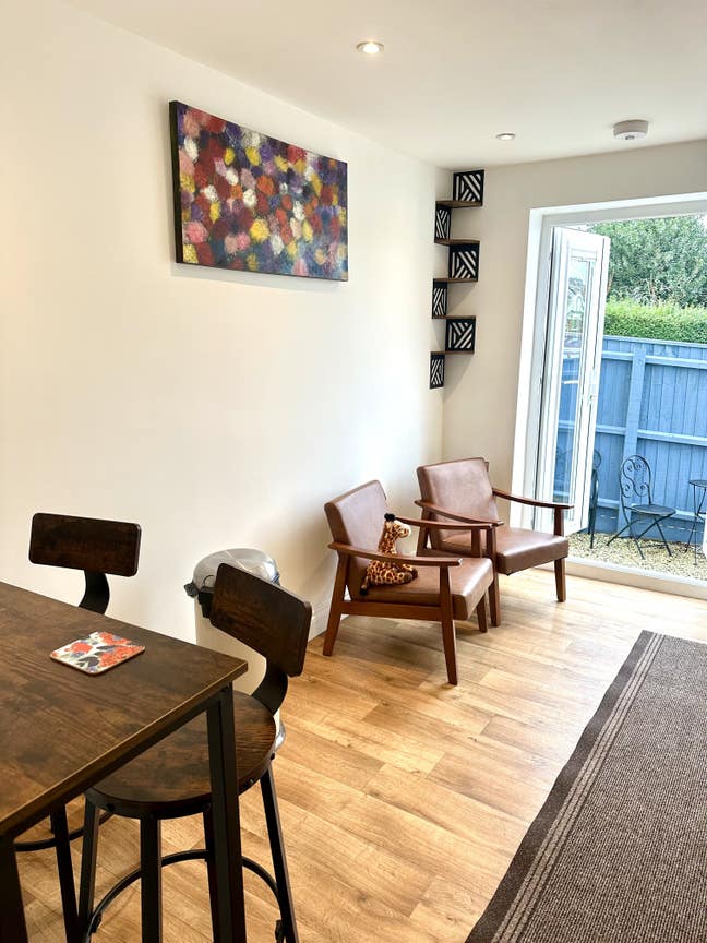 Large Double Room, modern house, prime location. Main Photo