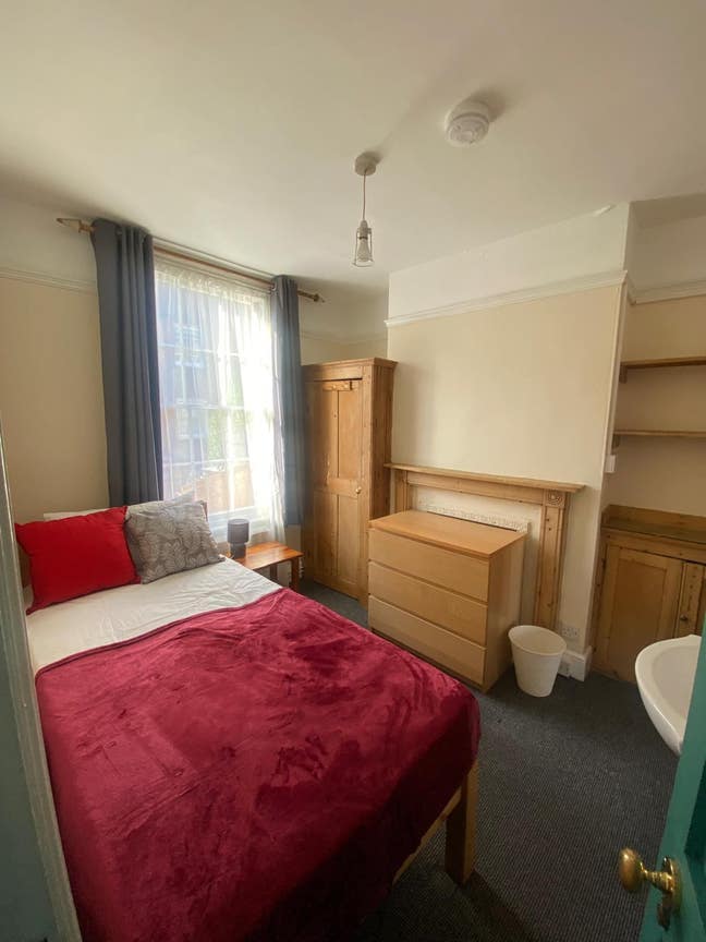 House close to High St & Kent Uni - NO DEPOSIT Main Photo