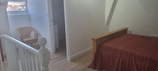 Large Light Attic En Suite Main Photo