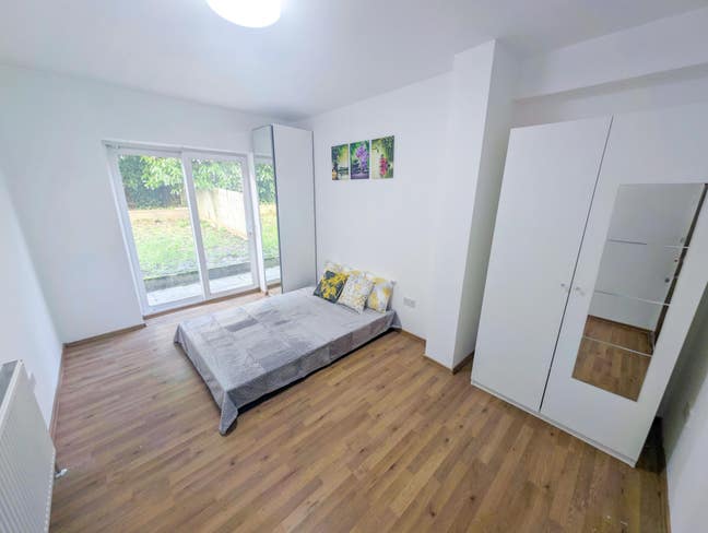 Spacious Double Close to Middlesex!  Main Photo