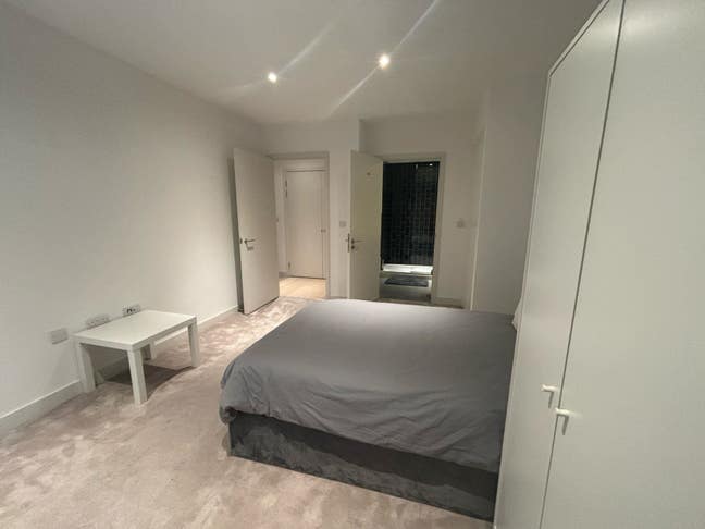 🚀 Stylish Room for Rent in West Silvertown – Mod Main Photo