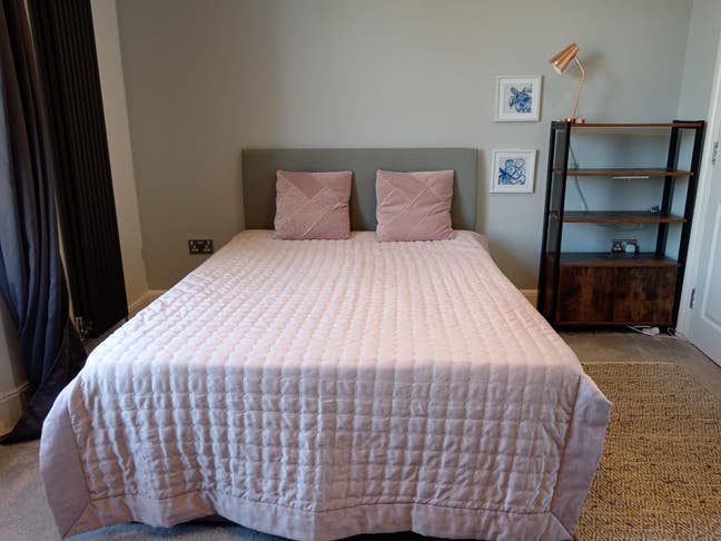 Large   gorgeous   sunny   room  5 min from town Main Photo