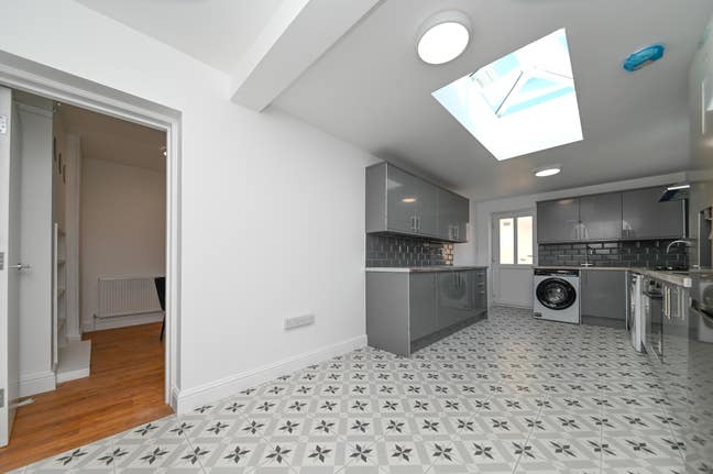 New Ensuite Room in New Home Main Photo