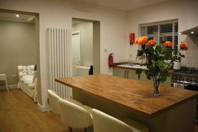 Free Rent 2 Rooms 1 Ensuite |  Friendly House  Main Photo