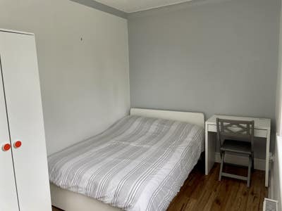 Double bedroom in a modern fallowfield home Main Photo