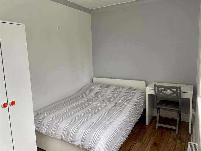 Double bedroom in a modern fallowfield home Main Photo