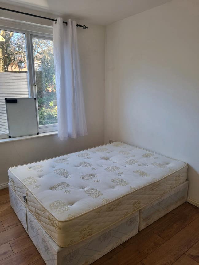 Lovely double room in quiet, professional  house Main Photo