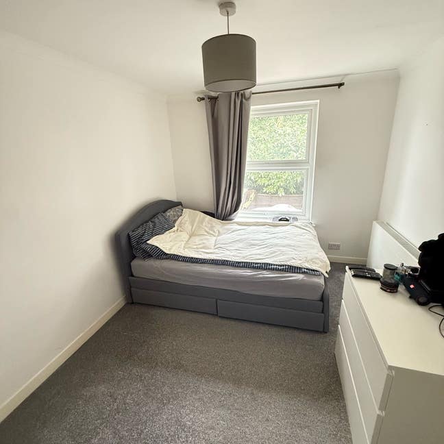 Spacious large double room in town centre  Main Photo