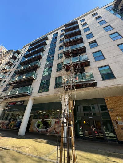 Beautiful 2-Bedroom Flat 5min Walk to Canary Wharf Main Photo