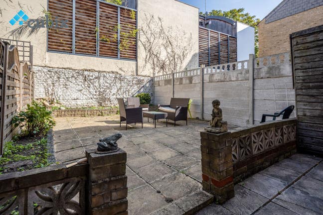 5 Bedroom townhouse with 2 bathrooms and a garden Main Photo