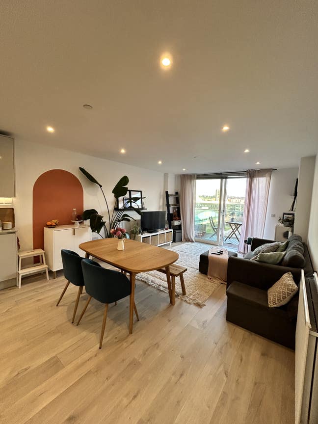 Furnished, modern double room in new build flat  Main Photo