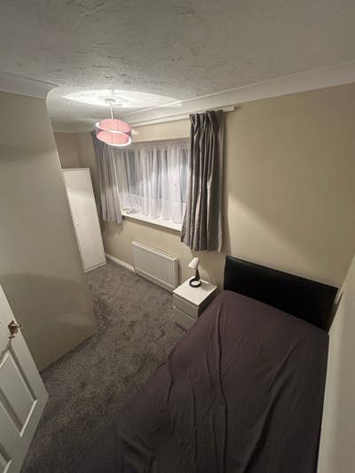 Single bedroom in shared house Main Photo