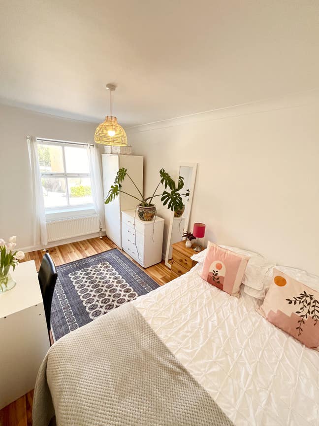 Bright Room, Private Bathroom in all-female house  Main Photo