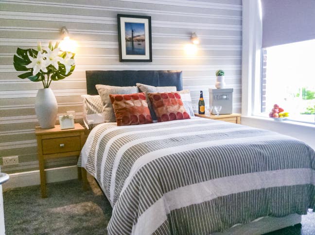 Large bright double room suit contractor  Main Photo