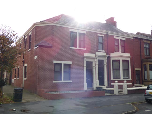 Professional share near town centre bills included Main Photo