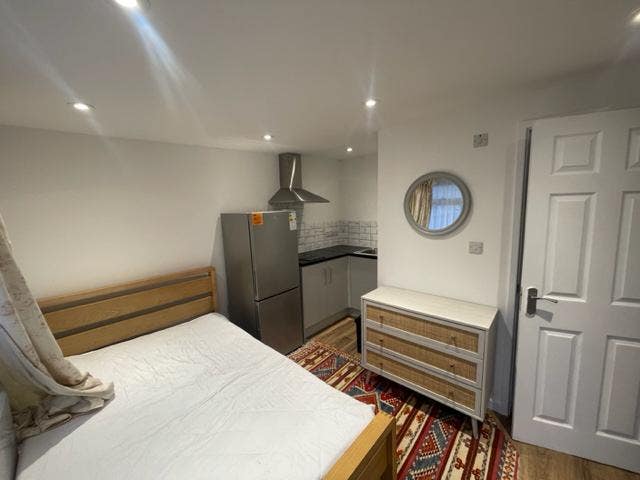 Studio in Hounslow west Main Photo