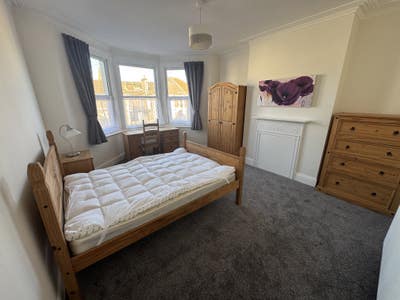 Large double bedroom newly refurbished  Main Photo