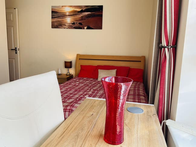Ensuite double private parking peaceful Main Photo