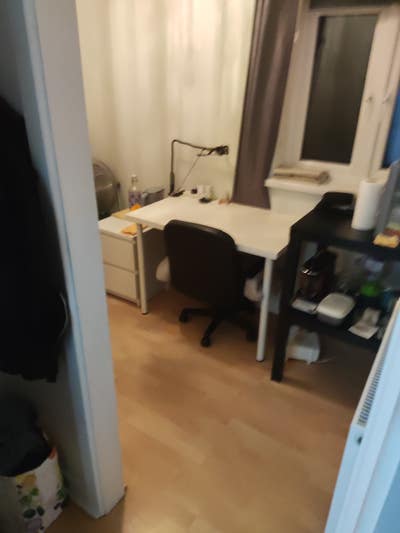 Double bedroom in a quite close. Parking at door. Main Photo