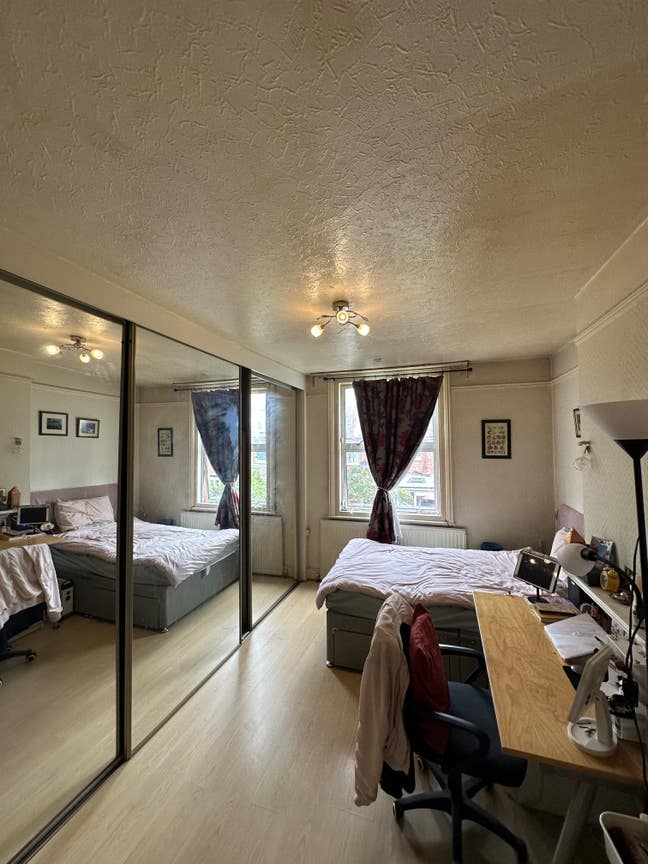 Large Double Room Main Photo