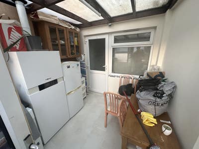 Room in small apartment Main Photo