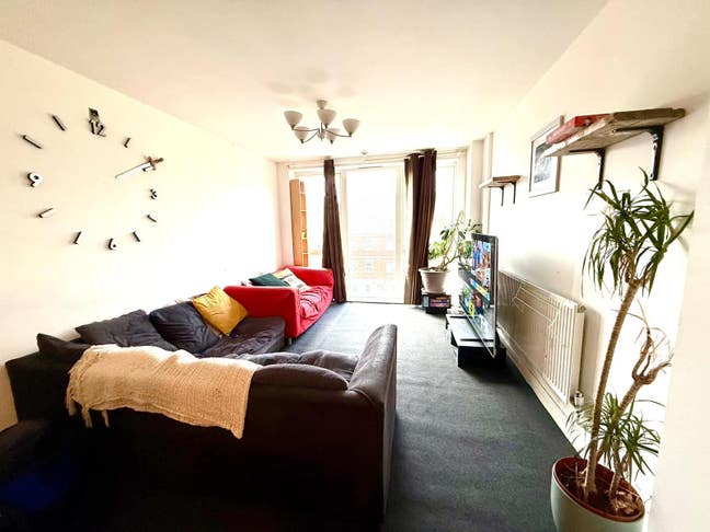 Spacious Double Room Available in Central Location Main Photo