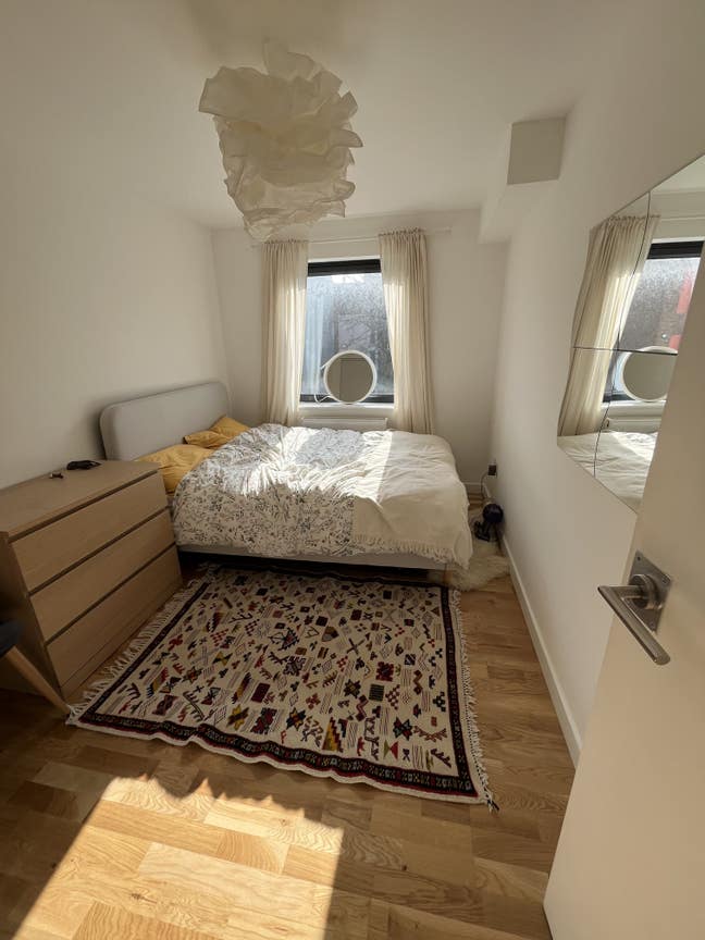 Short let - Double bedroom (sole use of the flat) Main Photo