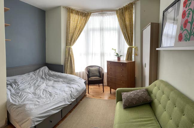 Large bedroom available in a two bedroom flat Main Photo